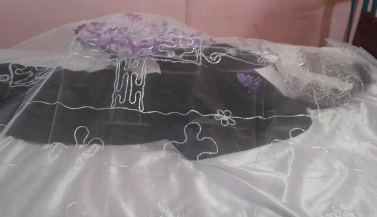 Lalu, sebenarnya, sakit apa yang diderita Ade hingga akhir hayatnya? “Katanya sakit maag kronis. Tapi ternyata ada komplikasi juga, kelenjar getah bening,” kata Harry sahabat Alm Ade dengan nada suara sedih. (Bintang Pictures)