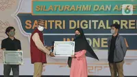 Menteri Parekraf Sandiaga Uno memberikan penghargaan kepada para santri yang telah mengikuti Santri Digitalpreneur di Pondok Pesantren Darunnajah, Jakarta, Sabtu (4/12/2021). Sandiaga berharap para santri dapat menghasilkan karya dan konten islami digital yang berkualitas.(Liputan6.com/Fery Pradolo)