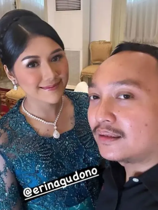 Ia pun juga terlihat glamor mengenakan anting dan kalung berlian dengan pendant teardrop [@erinagudono]
