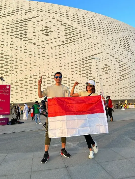 <p>Walau tak masuk Piala Dunia 2022, akan tetapi pasangan ini mengibarkan bendera Merah Putih. [Foto: instagram.com/darius_sinathrya/dagnesia]</p>