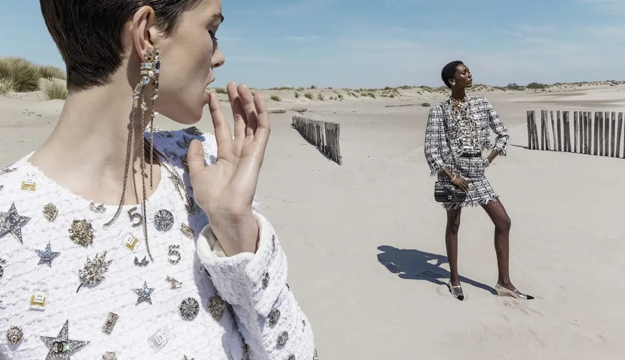 Sementara untuk desain, Chanel membawa grafis di atas celana katun jacquard yang disulam dengan bunga organza. Sementara siluet berani lainnya menggabungkan atasan berseni dengan bodysuit dan celana bahan crepe sutra. (dok/Chanel).