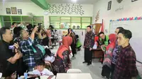 Wapres terpilih 2024-2029, Gibran Rakabuming Raka ditemani mantan Gubernur Jawa Timur Khofifah Indar Parawansa meninjau langsung uji coba program makan siang gratis atau makan bergizi gratis di Surabaya. (Foto: Istimewa)