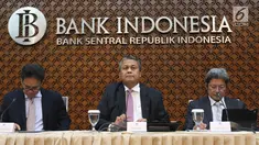 Gubernur Bank Indonesia (BI), Perry Warjiyo (tengah) bersama jajaran saat Rapat Dewan Gubernur di Jakarta, Kamis (21/2). BI kembali menahan suku bunga acuan BI 7-Days Reverse Repo Rate (BI7RRR) di angka 6 persen. (Liputan6.com/Angga Yuniar)