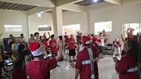 Sejumlah relawan yang tergabung dalam Impact Community Indonesia (ICI), menggelar perayaan Natal dengan berbagi kebahagiaan bersama para penghuni panti di Yayasan Obor Kasih.