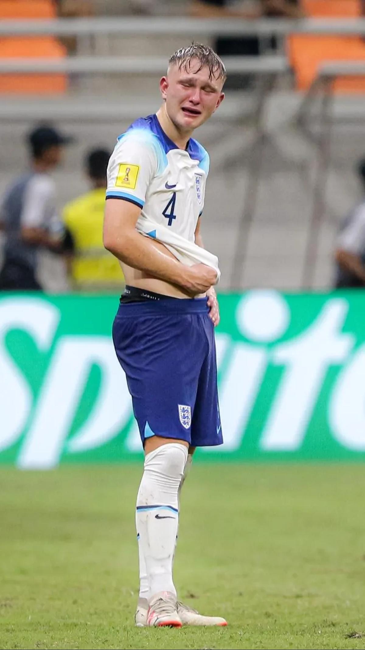 Kekalahan The Three Lions muda dari Uzbekistan U-17 membuat para pemainnya menangis kecewa. Berikut potret ekspresi kesedihan mereka yang tertangkap kamera.