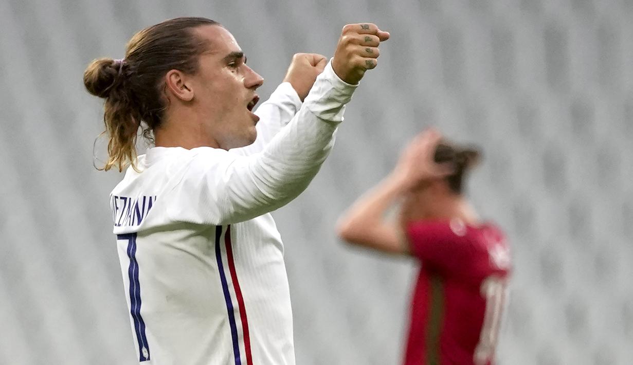Penyerang Prancis, Antoine Griezmann, melakukan selebrasi usai mencetak gol ke gawang Bulgraria pada laga uji coba terakhir jelang Euro 2020 di Stade de France, Rabu (9/6/2021). Prancis menang dengan skor 3-0. (AP/Francois Mori)