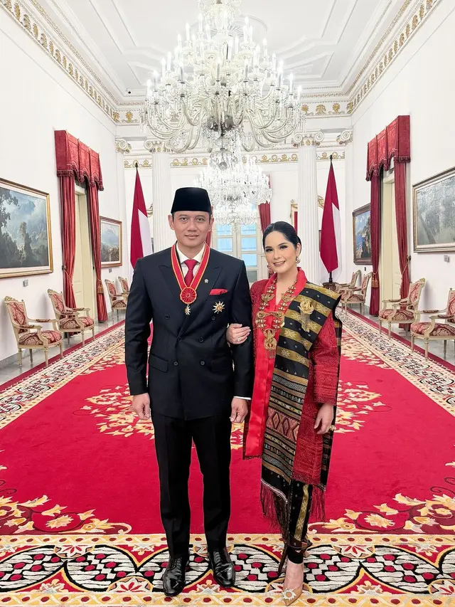 6 Gaya Annisa Pohan Kenakan Kebaya dan Ulos Pemberian Mendiang Ani Yudhoyono saat Dampingi AHY Terima Penghargaan di Istana Merdeka