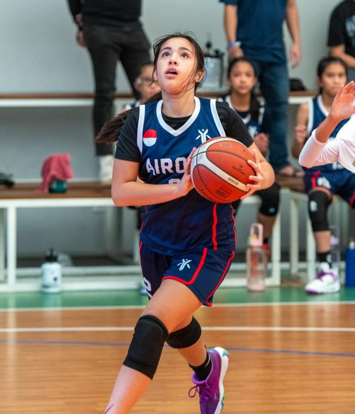 7 Potret Mikhayla Bakrie Main Basket, Paras Cantiknya Disebut Duplikat Nia Ramadhani