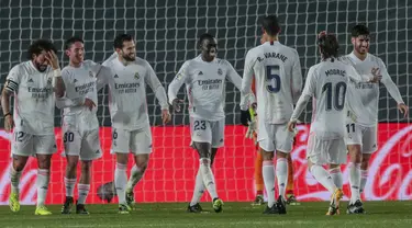 Bek Real Madrid, Ferland Mendy (tengah) berselebrasi dengan rekannya usai mencetak gol ke gawang Getafe pada pertandingan lanjutan La Liga Spanyol di stadion Alfredo di Stefano di Madrid, Spanyol, Rabu (10/2/2021). Madrid menang atas Getafe 2-0. (AP Photo/Bernat Armangue)