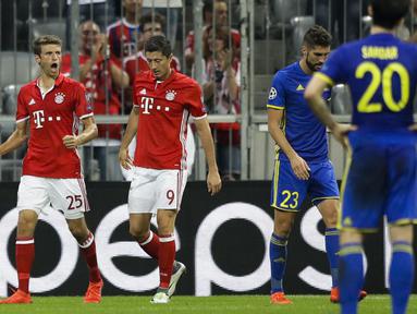 Pemain Bayern Munchen, Thomas Mueller (kiri) dan Robert Lewandowski, merayakan gol saat melawan FK Rostov pada laga grup D Liga Champions di Allianz Arena, Munich, Jerman, (14/9/2016) dini hari WIB. (AP Photo/Matthias Schrader)
