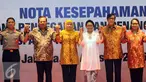 Menlu, Retno Marsudi (ketiga kanan) foto bersama usai menandatangani nota kesepahaman untuk menanggulangi persoalan kasus Tindak Pidana Perdagangan Orang (TPPO) atau Human Trafficking, Jakarta, Selasa (23/8). (Liputan6.com/Helmi Afandi)