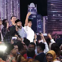 Ketiga pasang Cagub DKI Jakarta Agus Harimurti Yudhoyono-Sylviana, Basuki T Purnama-Djarot Saiful Hidayat, dan Anies Baswedan-Sandiaga Uno berselfie bersama usai debat perdana Cagub DKI-Jakarta, Jumat (13/1). (Liputan6.com/Faizal Fanani)