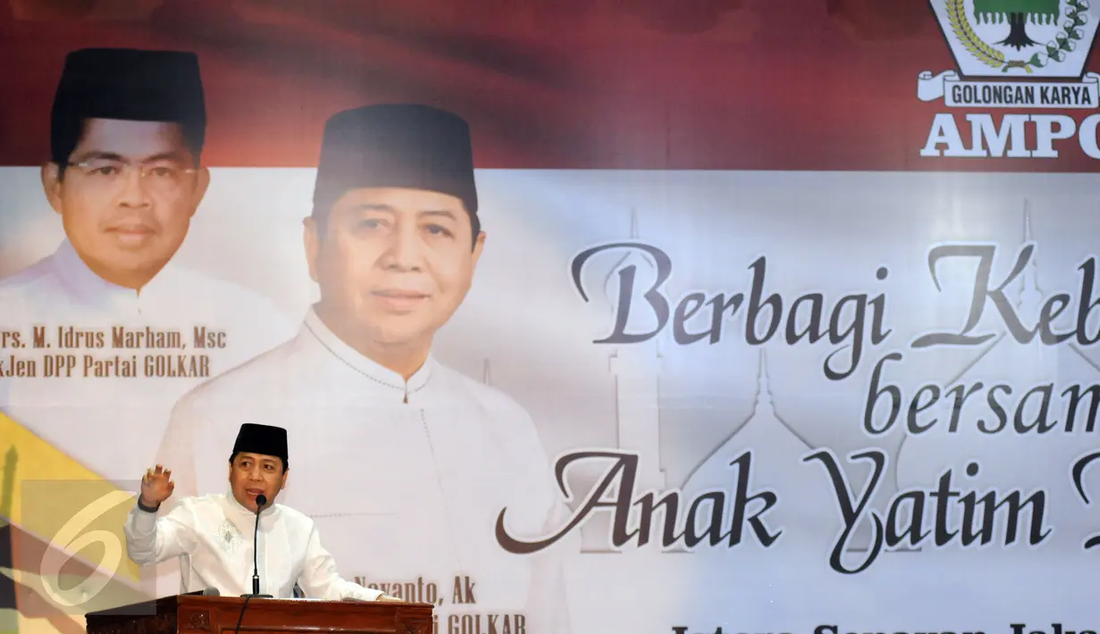 Ketua Umum Partai Golkar, Setya Novanto memberikan pidato jelang buka puasa AMPG bersama ribuan anak yatim piatu di Jakarta, Sabtu (18/6). Acara diikuti sekitar 26 ribu anak yatim piatu. (Liputan6.com/Helmi Fithriansyah)