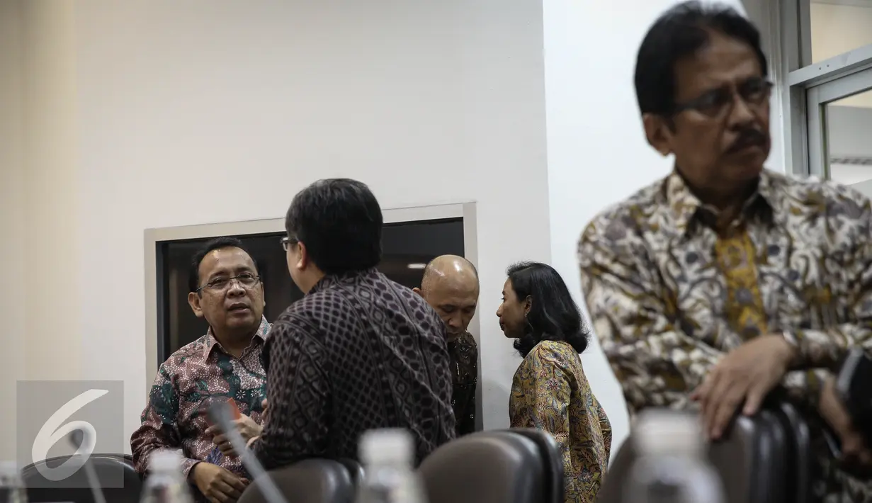 Suasana jelang rapat terbatas di Kantor Presiden, Jakarta, Selasa (29/3/2016). Rapat terbatas tersebut membahas percepatan pembangunan Light Rail Transit (LRT) di Jabodetabek dan Palembang dalam rangka Asian Games ke-18. (Liputan6.com/Faizal Fanani)