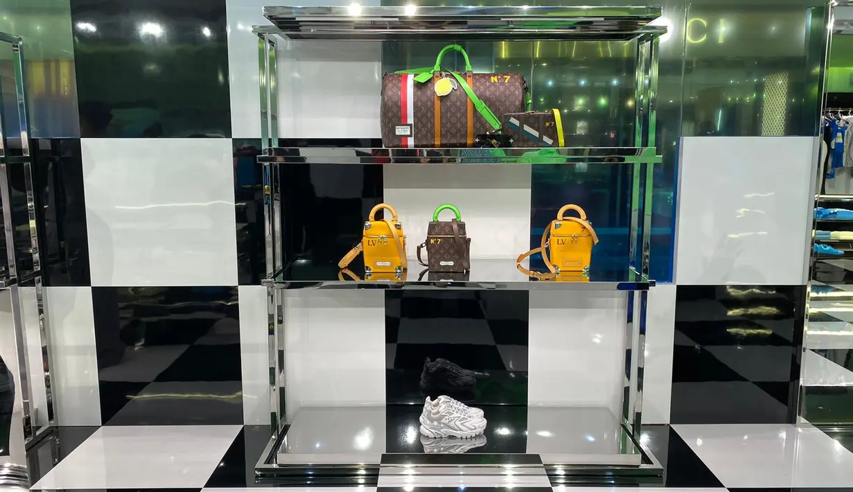 Pada beberapa detail tas terdapat print angka 7. Hal ini menandakan bahwa ini adalah rancangan dari Virgil Abloh yang ke tujuh untuk rumah mode asal Prancis tersebut. Foto: Fimela.com - Adinda Tri Wardhani.