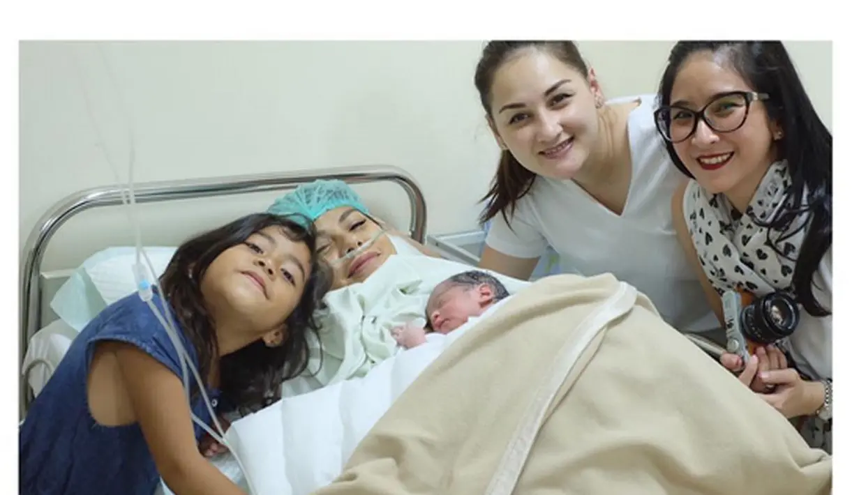 Dalam salah satu foto yang diunggahnya, Meisya menuliskan keterangan dengan mengucapkan rasa terima kasih karena kedatangan para sahabatnya yang juga sudah menjadi juru foto dan video saat ia melahirkan. (Instagram/meisya_siregar)