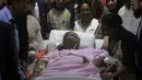 Eman Ahmed Abd El Aty menuju ambulans di sebuah rumah sakit di Mumbai, India (4/5). Eman Ahmed akan dibawa ke Uni Emirates Arab untuk melanjutkan perawatan menyusul operasi penurunan berat badan drastis, kata dokter. (Str/AFP)