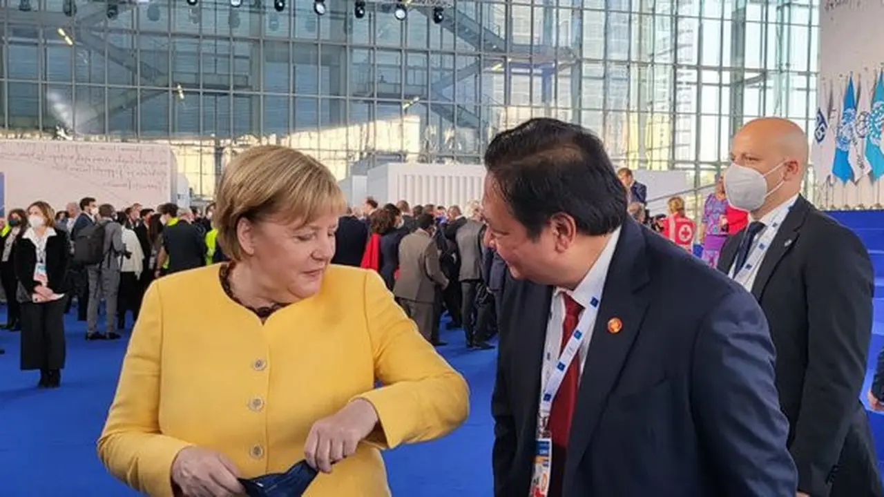 Momen Airlangga Hartarto bersama Angela Merkel yang mengenakan pakaian berwarna kuning. (instagram @airlanggahartarto_official)