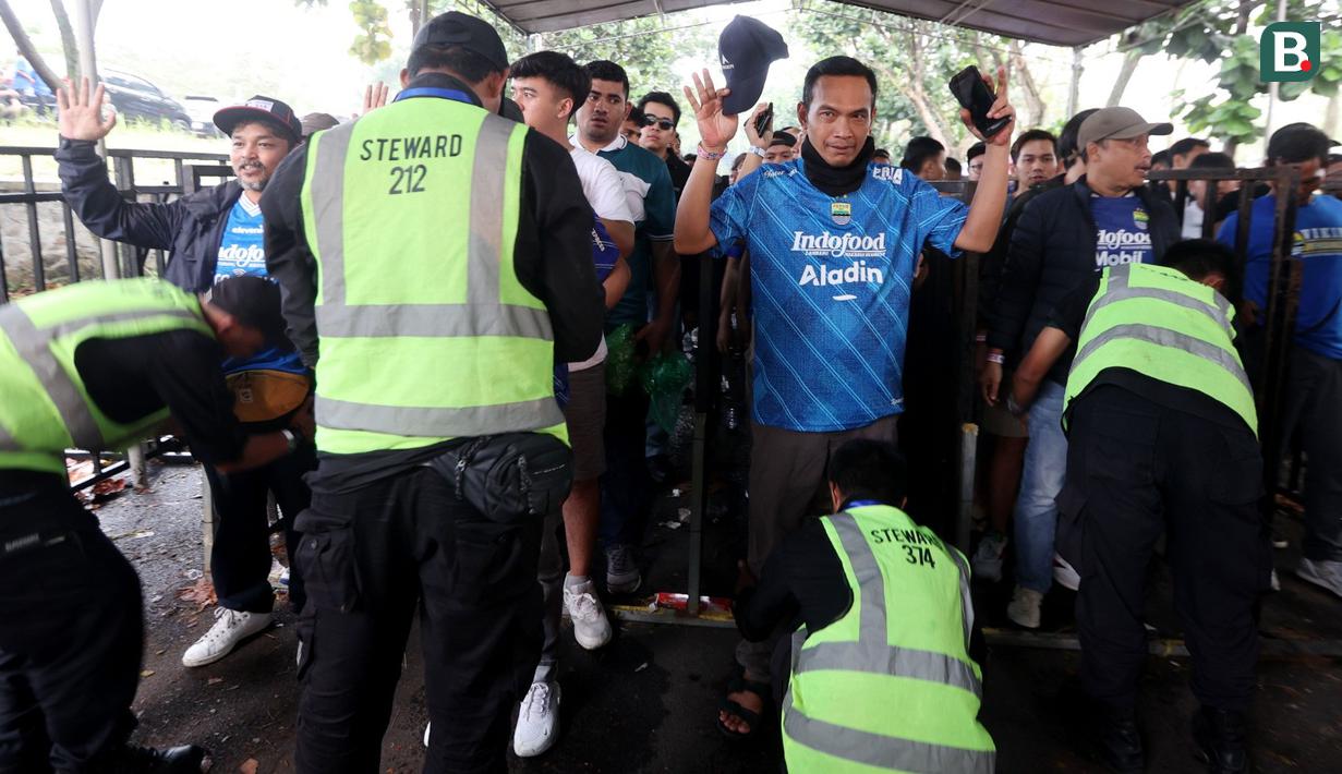 Sejumlah petugas keamanan mememeriksa rombongan pendukung Persib Bandung sebelum laga leg 1 final Championship Series BRI Liga 1 2023/2024 melawan Madura United di Stadion Si Jalak Harupat, Bandung, Minggu (26/05/2024). (Bola.com/Muhammad Iqbal Ichsan)