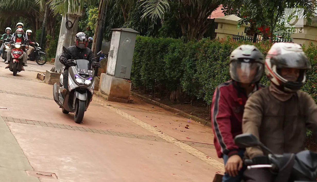 Pengendara sepeda motor melintasi trotoar di kawasan Menteng Pulo, Jakarta, Selasa (14/5/2019). Kemacetan yang semakin parah di Ibu Kota menyebabkan para pemotor nekat menerobos trotoar dan merampas hak pejalan kaki. (Liputan6.com/Immanuel Antonius)