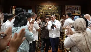 Seskab Teddy Sambut Pramono Anung Kembali ke Kantor Lamanya