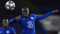 Chelsea baru saja melepas salah satu gelandang andalannya, N'Golo Kante menjelang musim 2023/2024 bergulir. Ia dilepas dengan status bebas transfer ke salah satu klub raksasa di Liga Arab Saudi, Al Ittihad. Dalam sejarah klub, ternyata N'Golo Kante bukanlah satu-satunya gelandang andalan Chelsea yang akhirnya dilepas secara gratis setelah lebih dari tiga musim memperkuat The Blues. Termasuk N'Golo Kante, ini dia 5 gelandang top Chelsea yang dilepas gratis ke klub lain. (AFP/Ben Stansall)