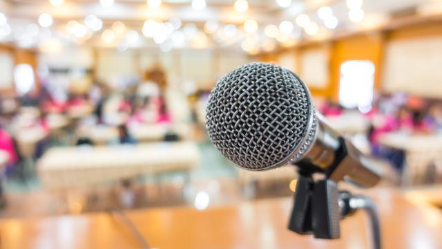 Ilustrasi mikrofon, pidato