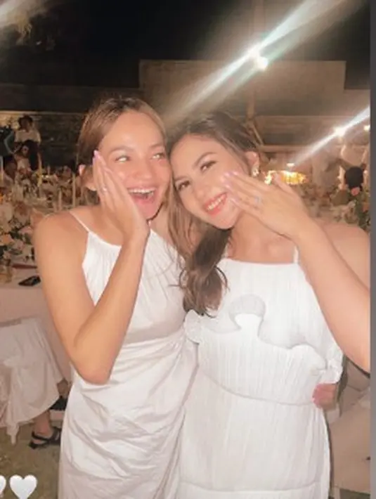 Di bagian depannya, juga memiliki aksen ruffle yang juga membuat tampilan simple menjadi sophisticated. (Foto: Instagram @enzystoria)