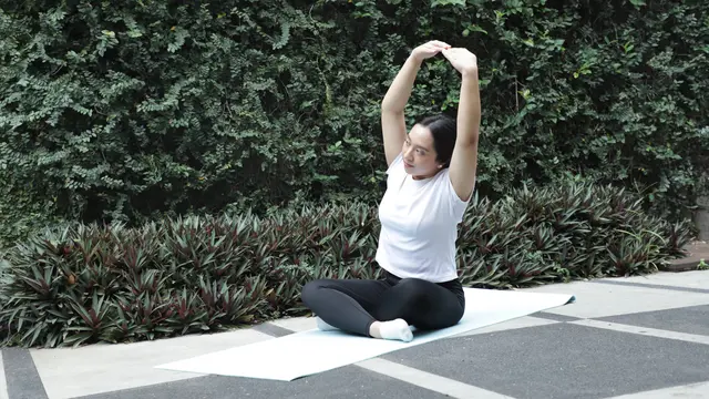 wanita januari stretching