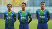 Penggawa Gresik United mengenakan pita hitam saat menghadapi Sriwijaya FC di Stadion Kanjuruhan, Malang, Kamis (19/11/2015). Empat tim di grup A melakukan aksi serupa untuk mengenang kepergian Sinyo Aliandoe. (Bola.com/Kevin Setiawan)