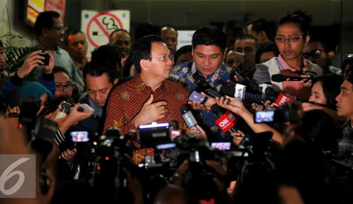 Gubernur DKI Jakarta, Basuki T Purnama saat ditanya wartawan usai menjalani pemeriksaan sebagai di Bareskrim Mabes Polri, Jakarta, Kamis (25/2). Ahok diperiksa sebagai saksi bagi dua tersangka Firmansyah dan Fahmi Zulfikar. (Liputan6.com/Gempur M Surya)