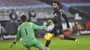 Penyerang Liverpool, Mohamed Salah, mencetak gol ke gawang West Ham United pada laga Liga Inggris di Stadion London, Minggu (31/1/2021). Liverpool menang dengan skor 3-1. (Justin Setterfield/Pool via AP)