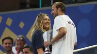Harry Kane tampak menemui istri dan anggota keluarganya setelah tampil mengagumkan dalam laga Grup L Piala Dunia 2026 antara Inggris melawan Kroasia di Dallas Stadium, Arlington, Amerika Serikat, Kamis (18/06/2026) dini hari WIB. (AFP/Getty Images/Richard Pelham)