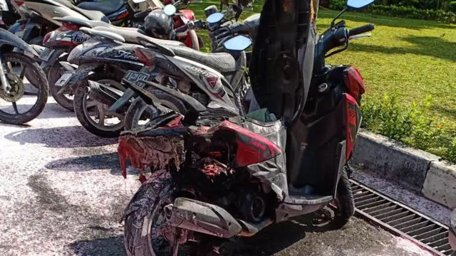 Foto sepeda motor terbakar di Kemlu. (Humas Polres Jakpus)