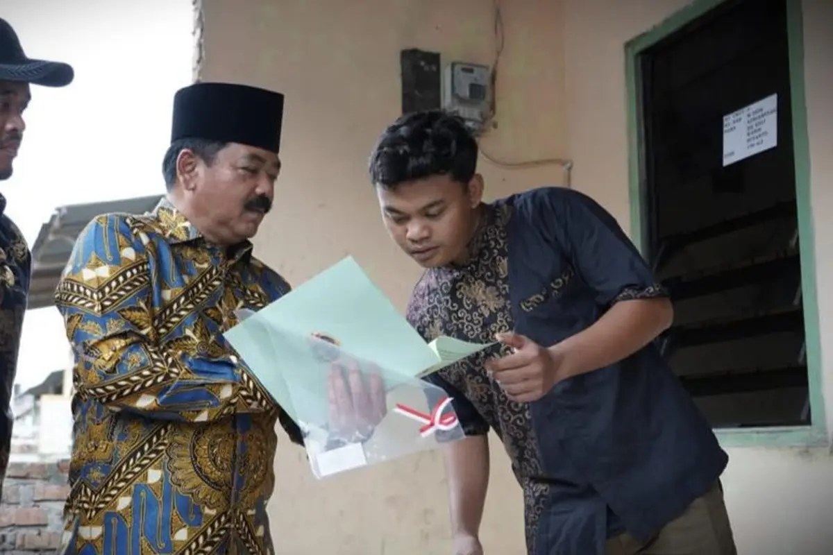 Menteri Agraria dan Tata Ruang/Badan Pertanahan Nasional (ATR/BPN) Hadi Tjahjanto menyerahkan sejumlah sertifikat tanah ditemani Wali Kota Medan Bobby Nasution