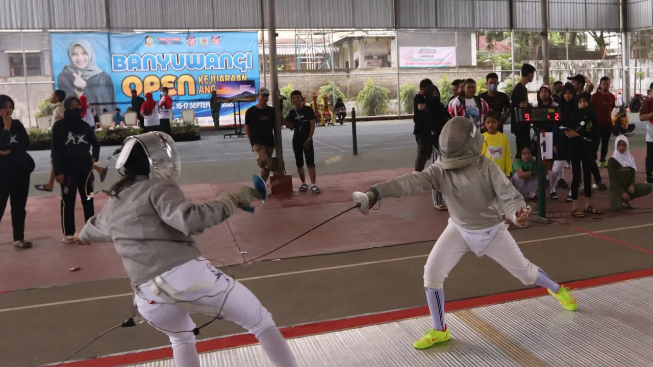 Para atlet bertanding dalam kejuaraan anggar se- Jawa- Bali di GOR Tawangalun Banyuwangi (Istimewa)