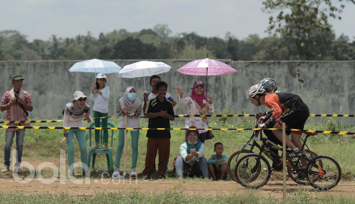 Penonton memberikan dukungannya kepada pesepeda kategori usia 17-19 tahun pada Festival BMX di kompleks Islamic Center, Sukada, Lampung, Minggu (19/3/2017) (Bola.com/Reza Bachtiar)
