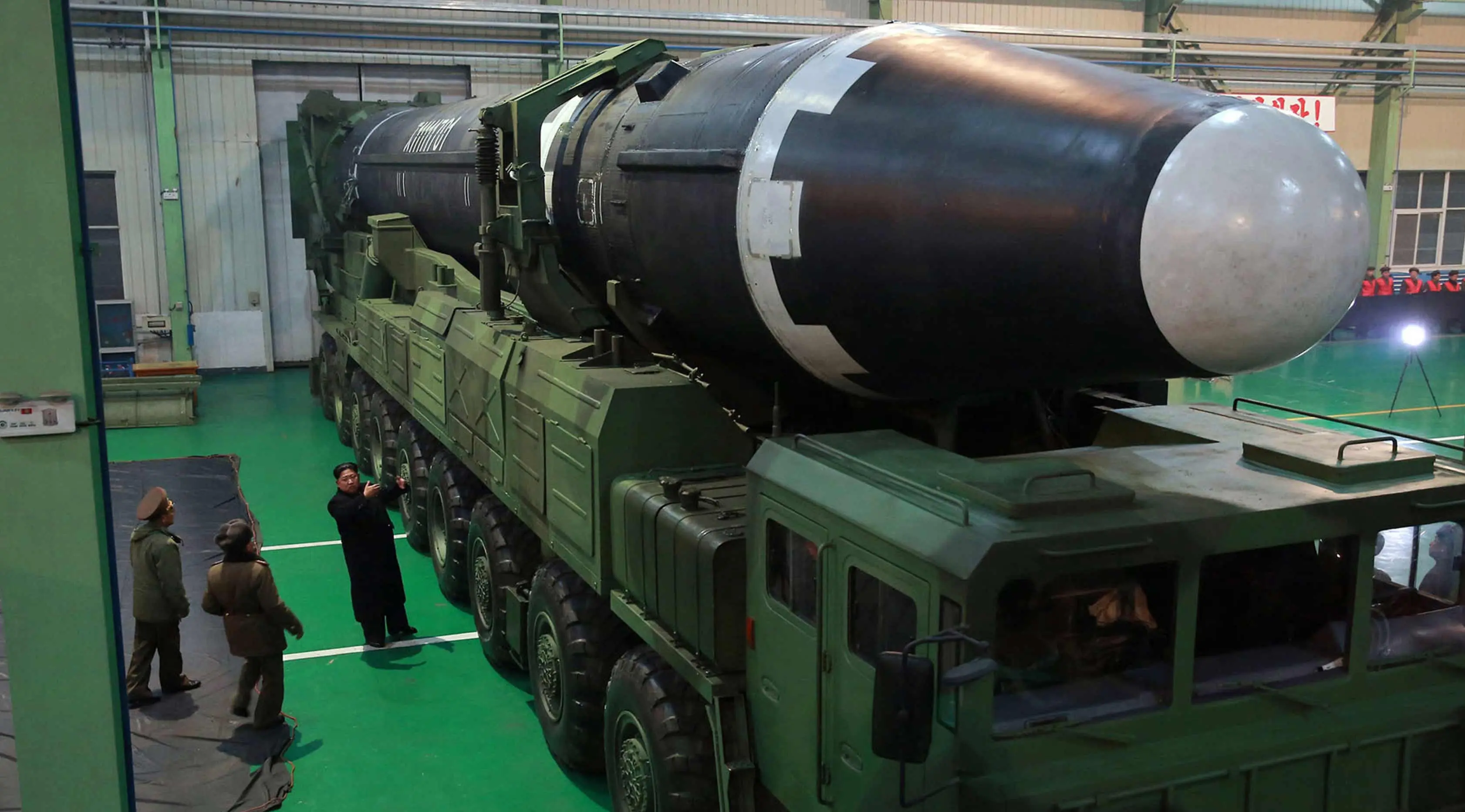 Pemimpin Korea Utara Kim Jong Un (ketiga kiri) memeriksa Rudal Hwasong-15 versi terbaru dari Hwasong-14, yang pernah diuji coba Juli lalu. (KCNA/Korea News Service via AP)