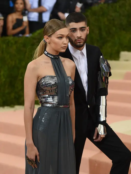Namun, dalam waktu setahun silam rupanya Zayn Malik masih memiliki 'kenang-kenangan' bersama mantan kekasihnya, Perrie Edwards, yakni lukisan tato di lengan Zayn Malik. (AFP/Bintang.com)