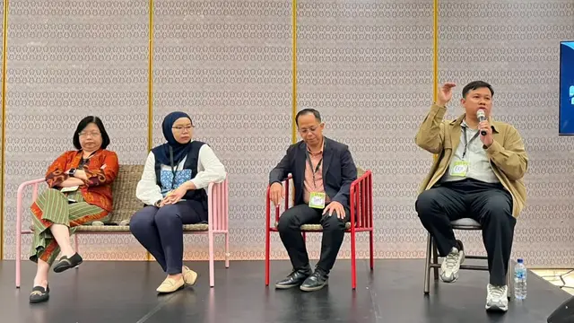 Mahardi Eka (Editor In Chief KapanLagi.com), memegang mic dalam IdeaFest 2026 yang di selenggarakan di kawasan Jakarta, pada (5/9/2026). (Liputan6.com/Afradhiya N. R)