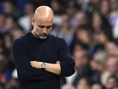 Pelatih Manchester City, Pep Guardiola tak mampu menutupi rasa kecewa setelah timnya kalah dari Real Madrid dalam laga leg 2 play off Liga Champions 2024/2025 di Santiago Bernabeu, Madrid, Spanyol, Rabu (20/02/2025) waktu setempat. (AP Photo/Manu Fernandez)