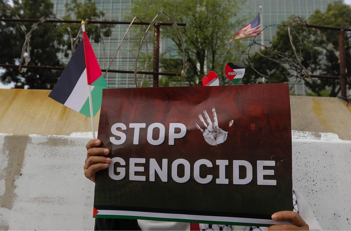 FOTO: Massa Membakar Replika Bendera Israel Saat Aksi Bela Palestina di Depan Kedubes AS Jakarta