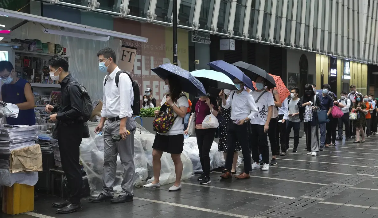 Orang-orang mengantre untuk edisi terakhir Apple Daily di stan surat kabar di sebuah jalan pusat kota di Hong Kong, Kamis (24/6/2021). Ratusan orang mengantre pada Kamis dini hari untuk membeli edisi cetak terakhir surat kabar pro-demokrasi Hong Kong, Apple Daily. ( AP Photo/Vincent Yu)