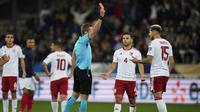 Wasit memberi kartu merah kepada bek Timnas Gibraltar, Ethan Santos setelah melakukan tekel keras terhadap gelandang Timnas Prancis, Warren Zaire-Emery pada laga lanjutan Grup B Kualifikasi Euro 2024 di Allianz Riviera Stadium, Nice, Minggu (19/11/2023) dini hari WIB. (AP Photo/Daniel Cole)