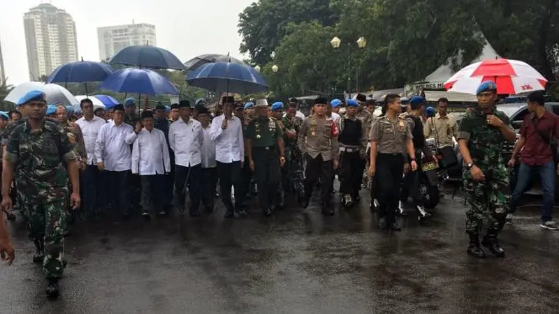 Jokowi Dengarkan Khotbah Habib Rizieq Dalam Demo 2 Desember