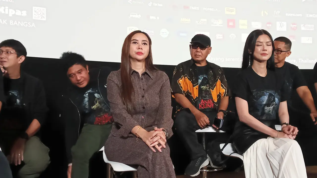 Aura Kasih di konferensi pers Anak Kunti. (M Altaf Jauhar/ Liputan6.com)