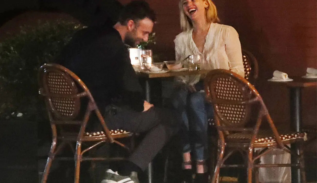 Jennifer Lawrence sendiri terlihat tertawa bahagia saat makan malam dengan sang kekasih. (TheImageDirect.com/E!)