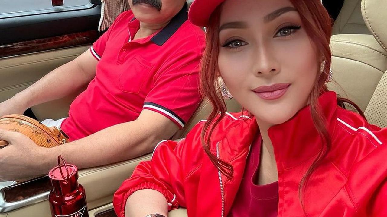 "Dulu aku gak punya, kerja zaman dulu di kafe dangdut berangkat jam 8 malam pulang jam 2 pagi bayaran cuma Rp 20 ribu. Jadi nyanyi sampai ngos-ngosan, capek, gosong honornya cuma Rp 23 ribu," kenangnya.