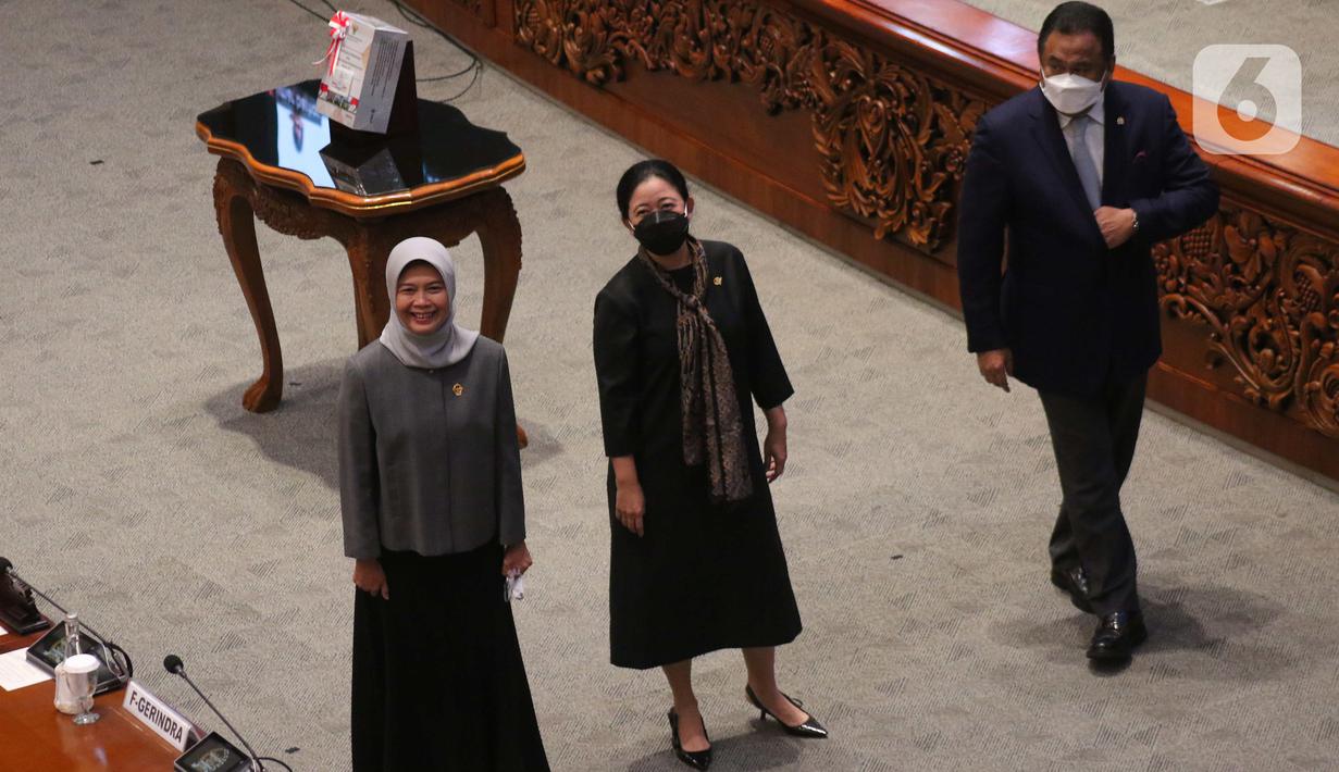 Ketua BPK Isma Yatun (kiri) bersama Ketua DPR Puan Maharani (tengah) dan Wakil Ketua DPR Rachmat Gobel (kanan) saat Rapat Paripurna DPR ke-25 Masa Persidangan V Tahun 2021-2022 di Kompleks Parlemen, Jakarta, Selasa (14/6/2022). BPK menyematkan opini wajar tanpa pengecualian (WTP) terhadap laporan keuangan pemerintah tahun 2021 yang terdiri dari laporan keuangan pemerintah pusat (LKPP), laporan keuangan kementerian negara/lembaga (LKKL), dan laporan keuangan bendahara umum negara (LKBUN). (Liputan6.com/Angga Yuniar)