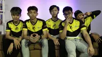 Tim ONIC Esports saat mengunjungi kantor redaksi Liputan6.com di Jakarta, Kamis (8/5). (Bola.com/Yoppy Renato)